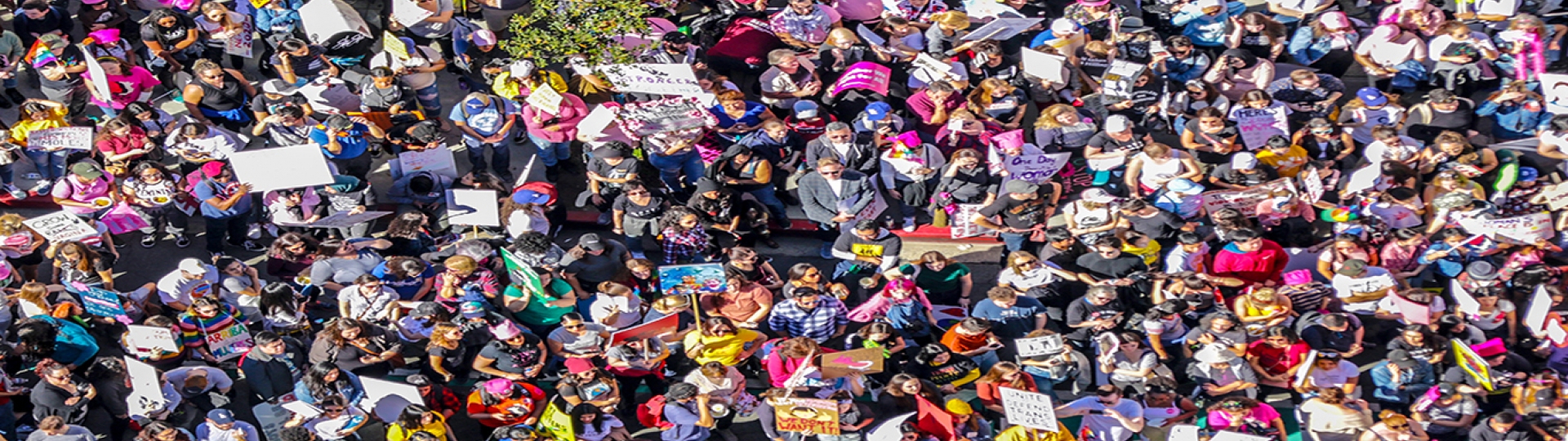 Pancarta de diversa multitud de personas marchando.